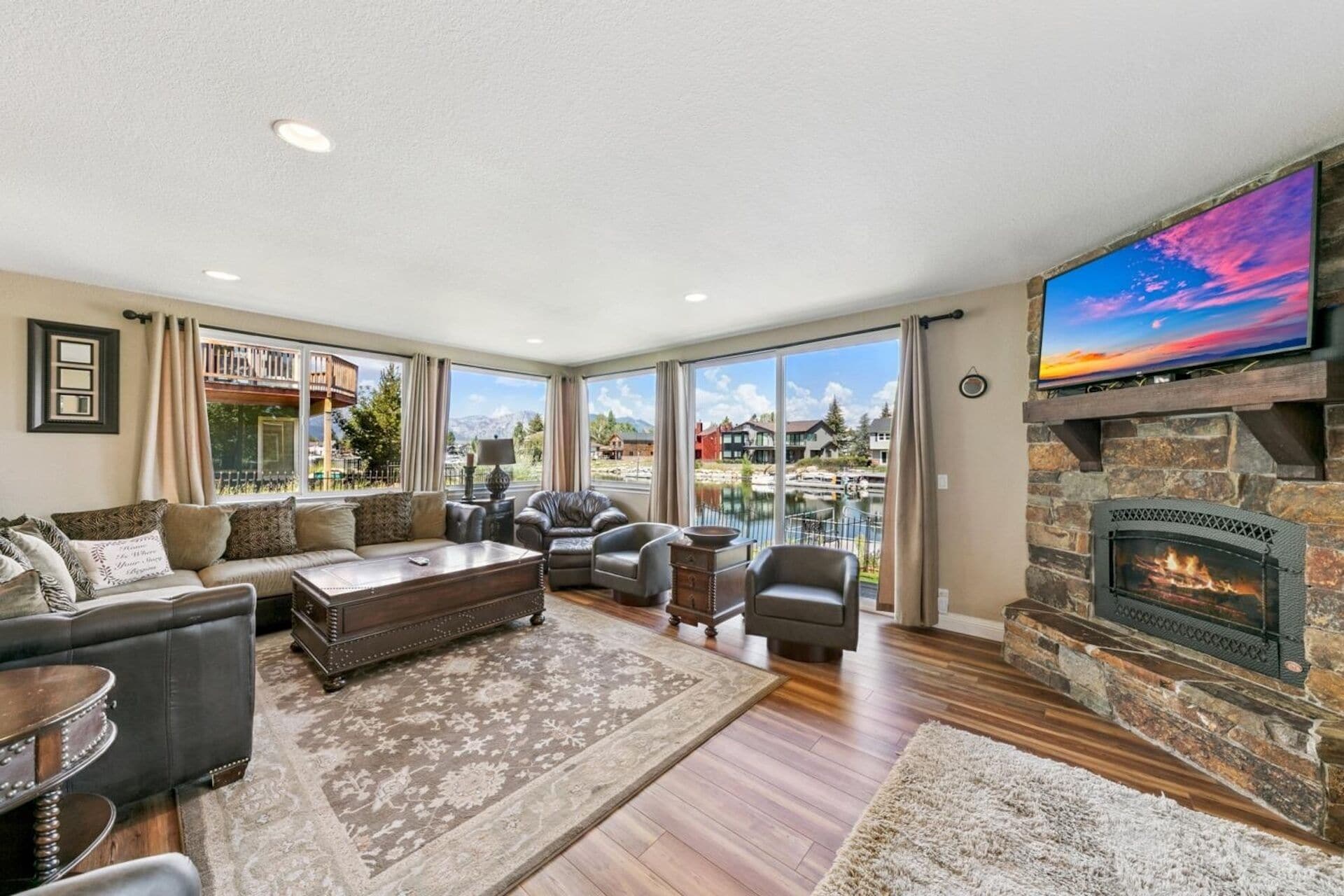 Smart-TV, Kamin, DVD-Player, Stereoanlage