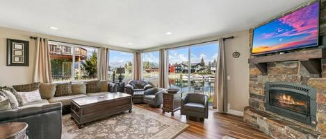 Smart-tv, een open haard, een dvd-speler en een stereo