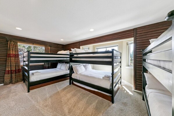 5 habitaciones, tabla de planchar con plancha y cuna de viaje 