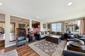 Smart TV, fireplace, DVD player, stereo