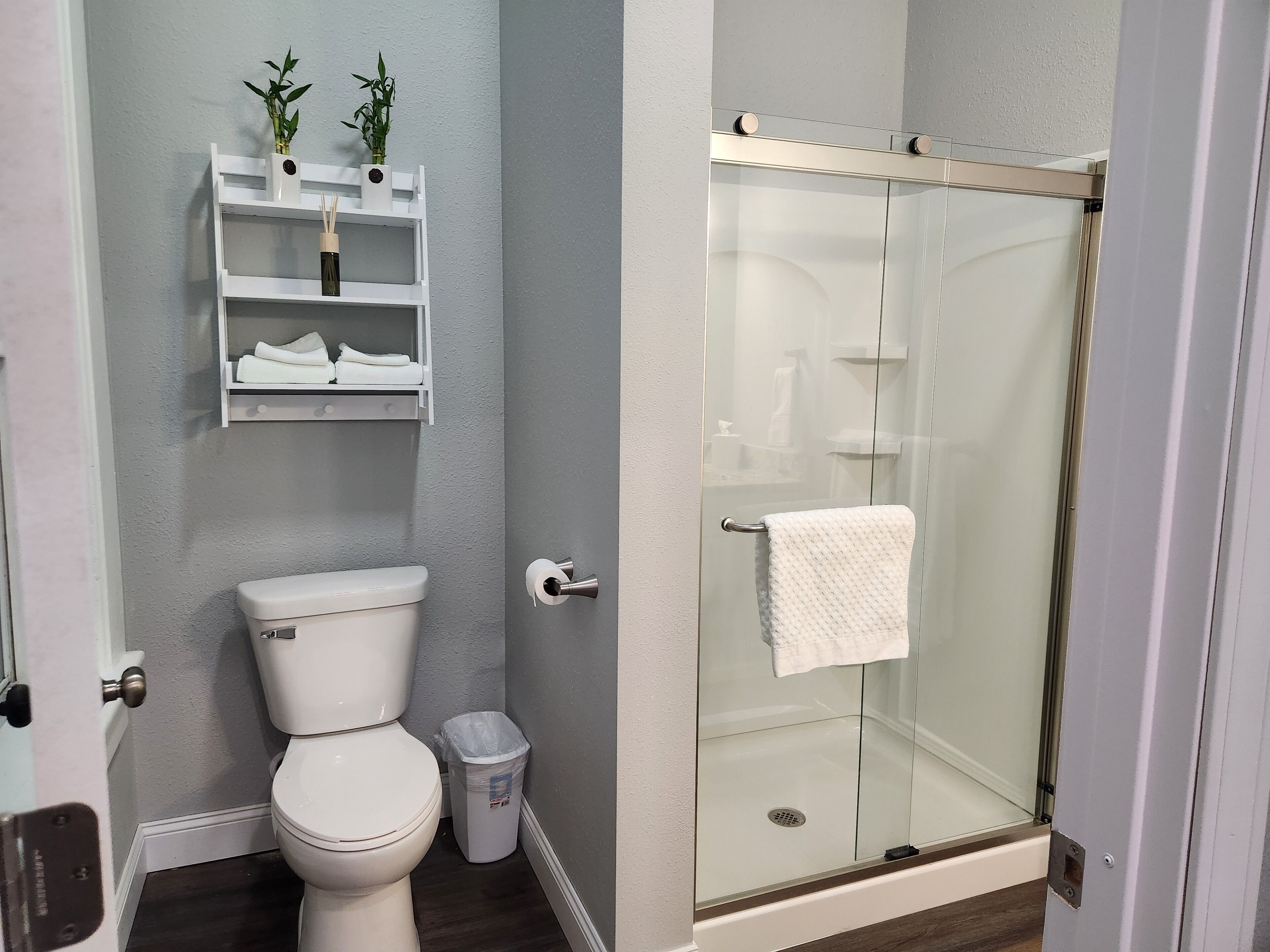 Ducha, secador de pelo, toallas, jabón