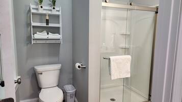 Een douche, een haardroger, handdoeken, zeep