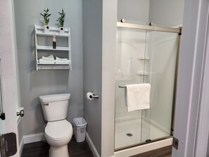 Dusj, hårføner, håndklær og såpe