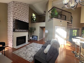 TV, fireplace