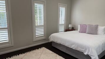 4 bedrooms, iron/ironing board, free WiFi, bed sheets