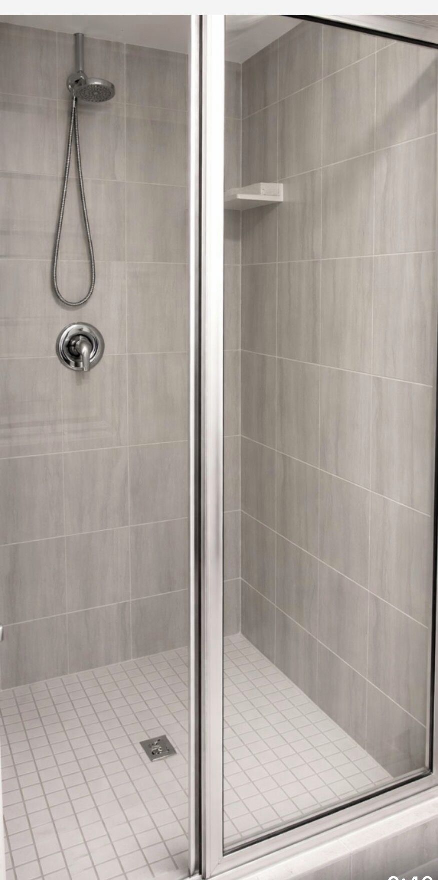 Séchoir à cheveux, serviettes fournies, savon, papier de toilette