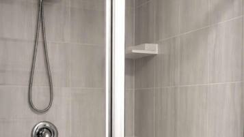 Séchoir à cheveux, serviettes fournies, savon, papier de toilette