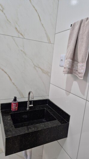 シャワー、ヘアドライヤー、タオル、石鹸