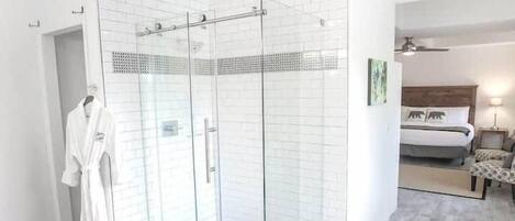 Haartrockner, Handtücher, Seife, Shampoo