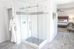 Haartrockner, Handtücher, Seife, Shampoo