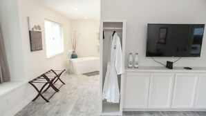 Une salle de bain moderne équipée d’une baignoire, d’un espace douche et d’un meuble-lavabo avec un miroir et un évier.