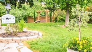 Un jardin avec une pancarte indiquant « Ferme et jardin ».