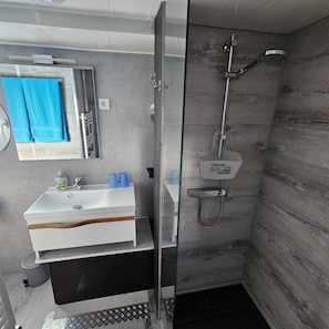 Dusche, Haartrockner, Seife, Toilettenpapier