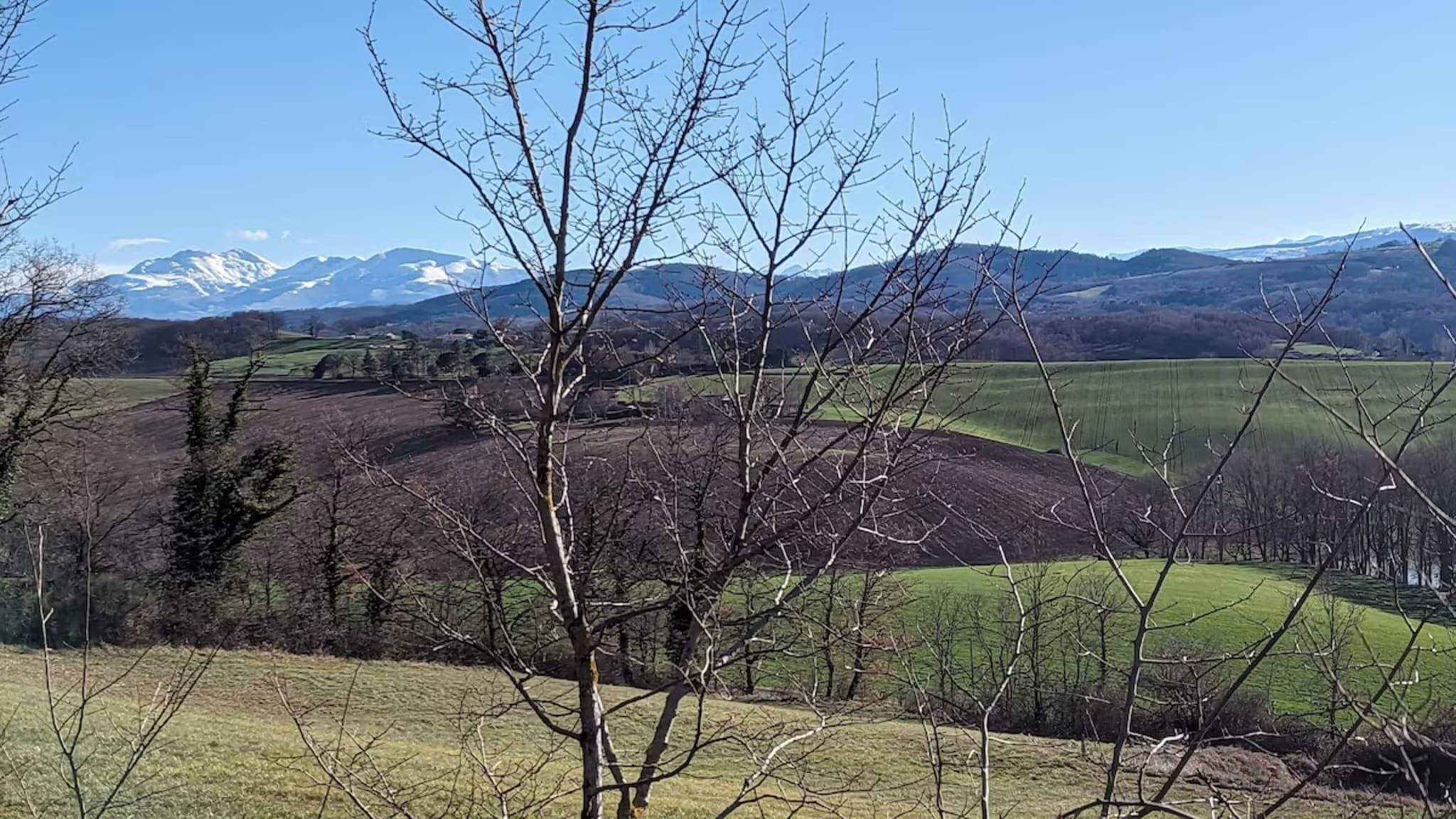 Eine gebirgige Landschaft mit blauem Himmel.