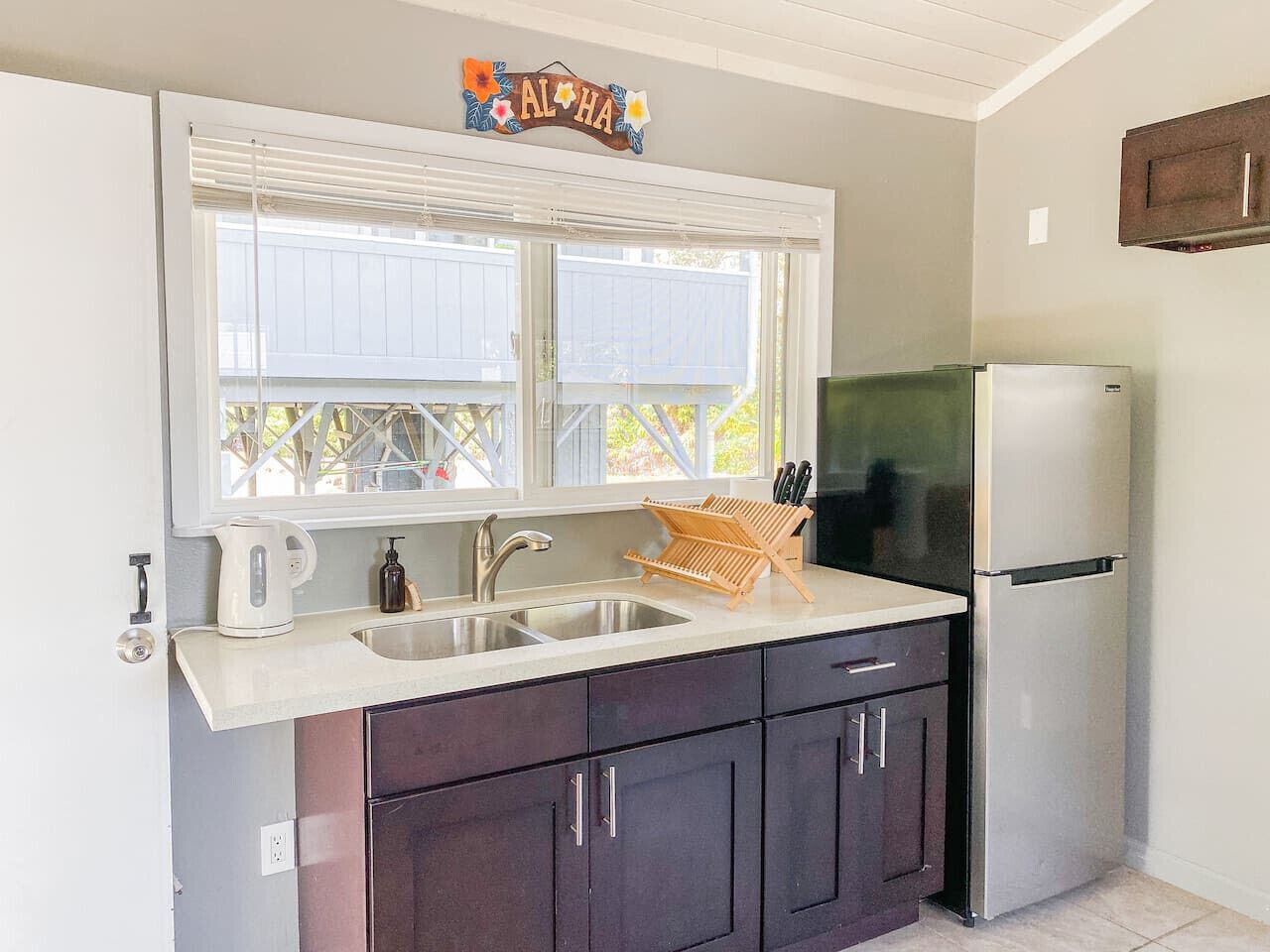 Cafetera y tetera, tostadora, utensilios de cocina y comedor 