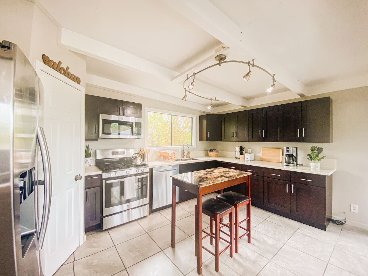 Refrigerador, microondas, horno y parrilla de estufa 