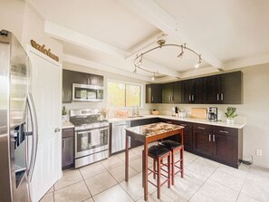 Refrigerador, microondas, horno, placa de cocina