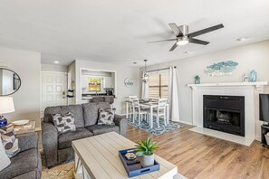 Smart TV, fireplace - Lake Escape: Boat Slip, Pool, Lake Views (Hot Springs)