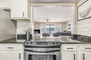 Kylskåp, mikrovågsugn, ugn och spishäll