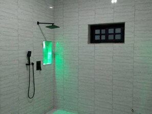 Deluxe Quadruple Room | Bathroom