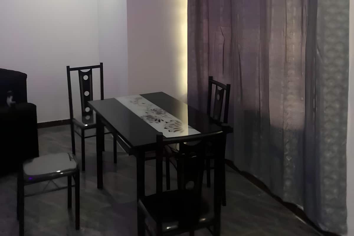 高级三人房 | 客房内用餐