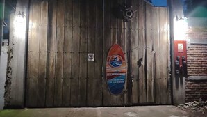 Une porte en bois sur laquelle est affiché un panneau indiquant « Rancho Los Hernandez » et un autre panneau indiquant « accès interdit ».