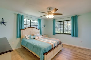 3 bedrooms, desk, Internet, bed sheets
