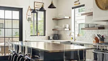 Køleskab, mikrobølgeovn, ovn, kogeplade