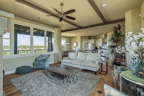 Televisie, een open haard en een kantoor