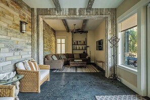 Televisie, een open haard en een kantoor