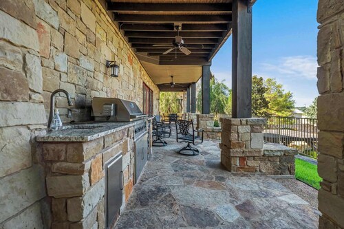 Lake Travis Views | 5BR | BBQ | Pickleball