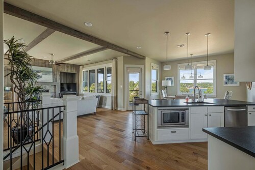 Lake Travis Views | 5BR | BBQ | Pickleball