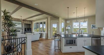 Lake Travis Views | 5BR | BBQ | Pickleball