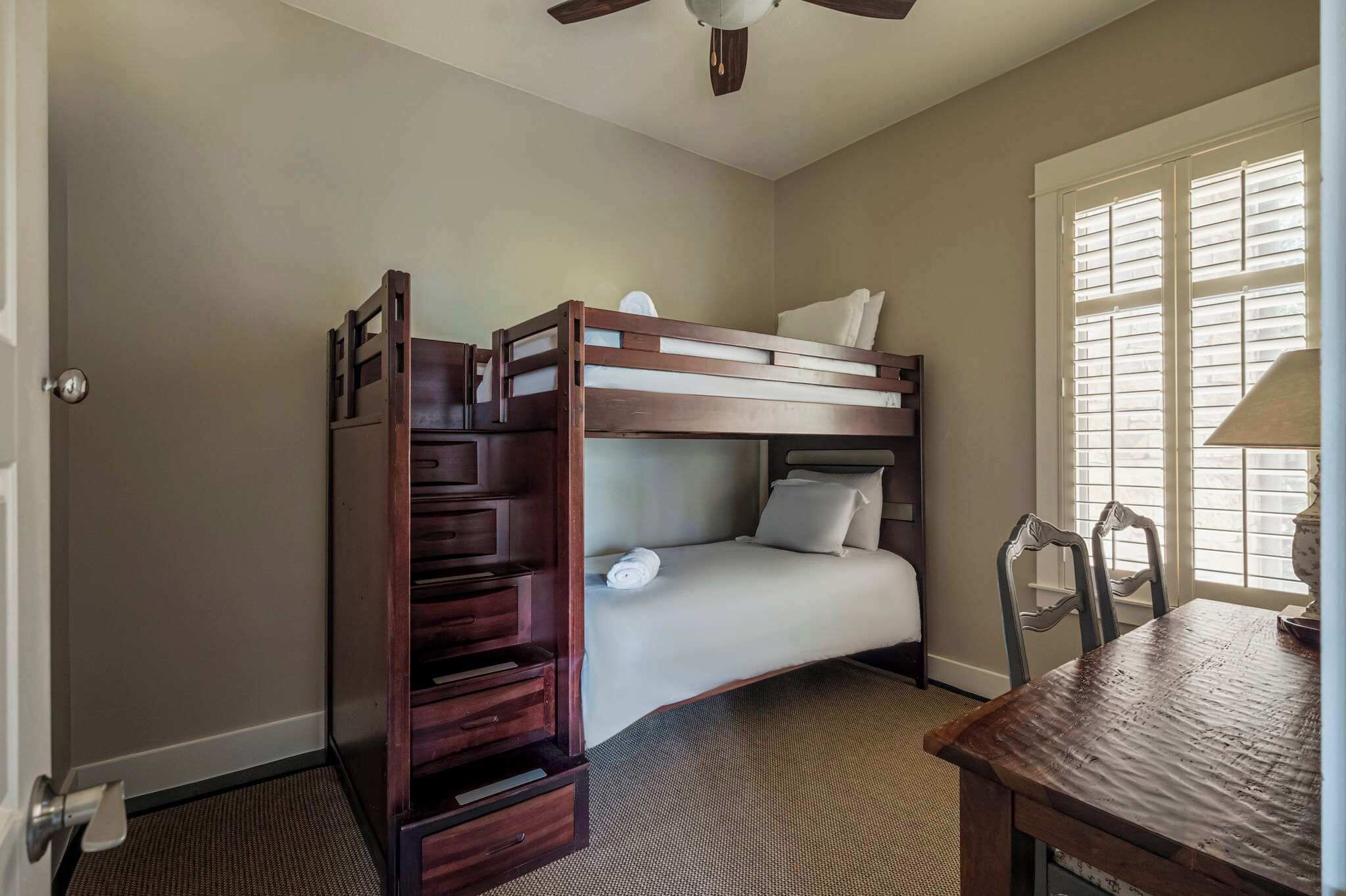 5 bedrooms, iron/ironing board, WiFi, bed sheets