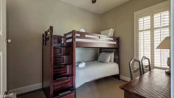 5 bedrooms, iron/ironing board, WiFi, bed sheets