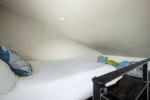 1 habitación, escritorio, tabla de planchar con plancha y wifi 