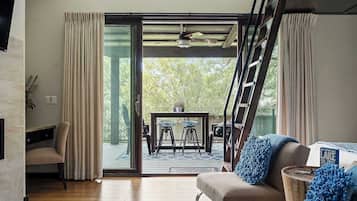 Televisión, chimenea y oficina