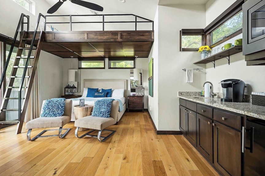 Charming Lake Getaway With Loft / Pickleball / Bbq - Lake Travis, TX