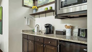 Microondas, cafetera y tetera, tostadora y utensilios de cocina