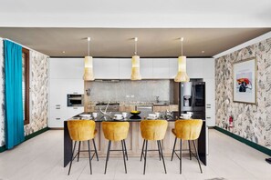 Réfrigérateur, four à micro-ondes, un four, surface de cuisson