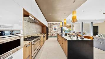 KylskÄp, mikrovÄgsugn, ugn och spishÀll