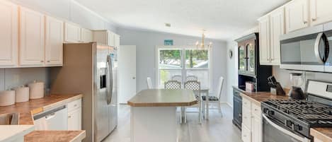 Fridge, microwave, stovetop, dishwasher