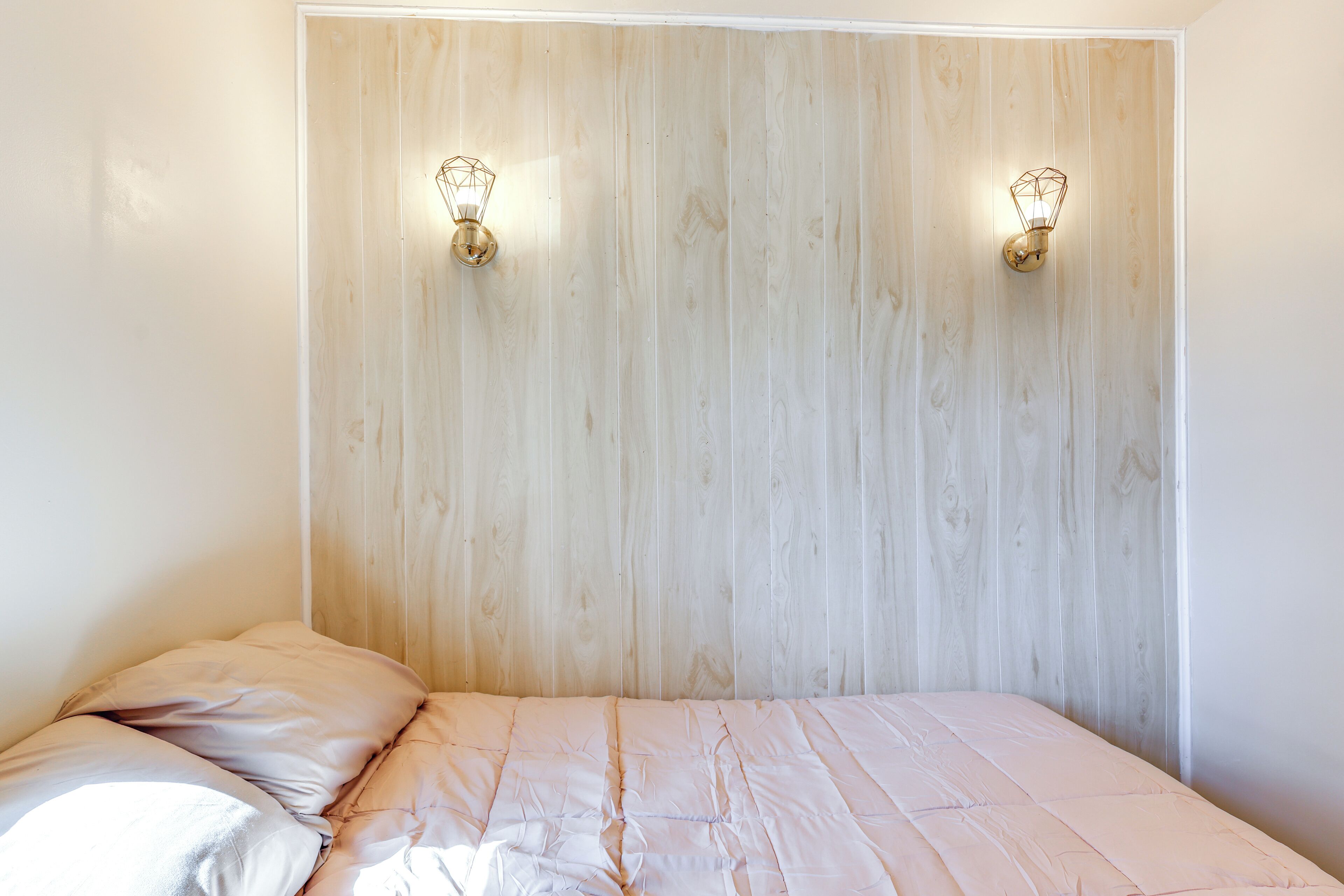 2 bedrooms, internet, bed sheets