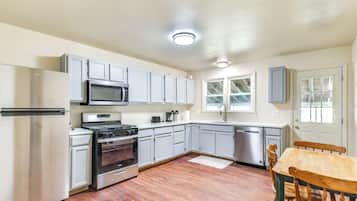 Fridge, microwave, stovetop, dishwasher