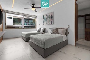 Ein modernes Schlafzimmer mit zwei Betten, einem Deckenventilator, einem großen Fenster und einem Wandbild.