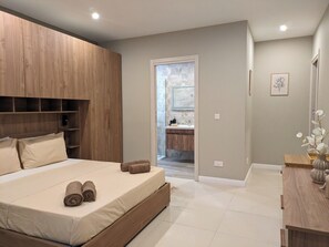 4 chambres, coffres-forts dans les chambres, bureau