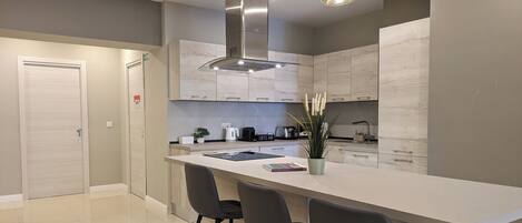 Frigorifero, microonde, forno, piano cottura