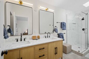 Een douche, een haardroger, handdoeken, shampoo