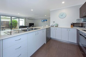 Kylskåp, mikrovågsugn, ugn och spishäll