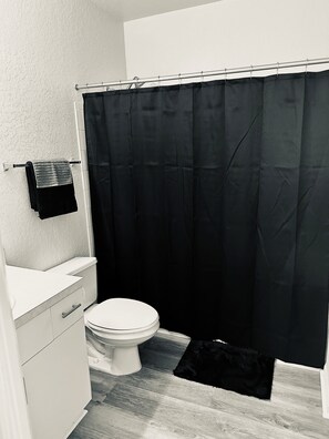 Secador de cabelo, toalhas de banho, sabonete, papel higiênico